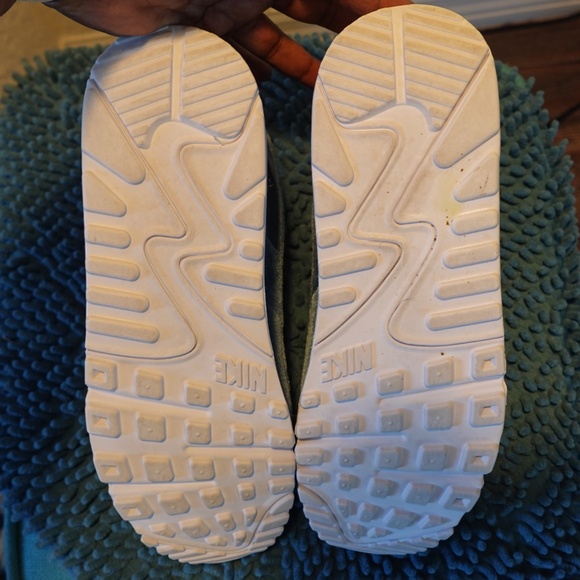 Nike Air Max 90 velvet sneakers in ash green/metallic silver - Picture 3 of 5